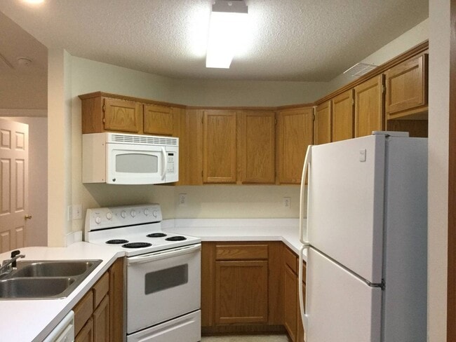 Building Photo - Duplex in desired New Bern