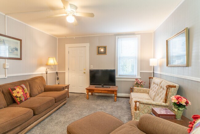 Building Photo - Pet friendly whole house. Parking Office C...
