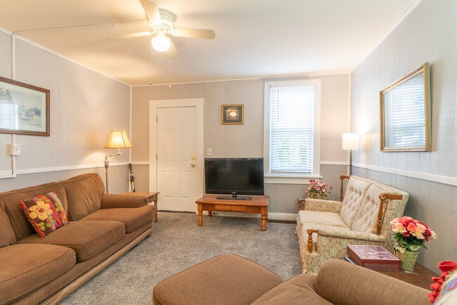 Foto del edificio - Pet friendly whole house. Parking Office C...