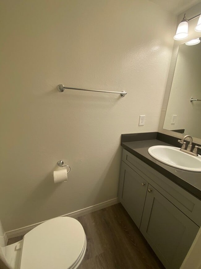 Building Photo - 2 story 2 bed, 1 1/2 bath Monticello Condo