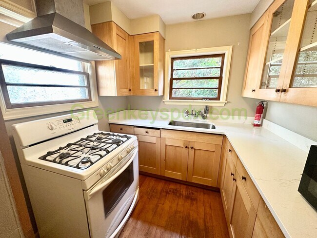 Foto del edificio - Cute 2-Bedroom Cottage by OHSU on the Hill...