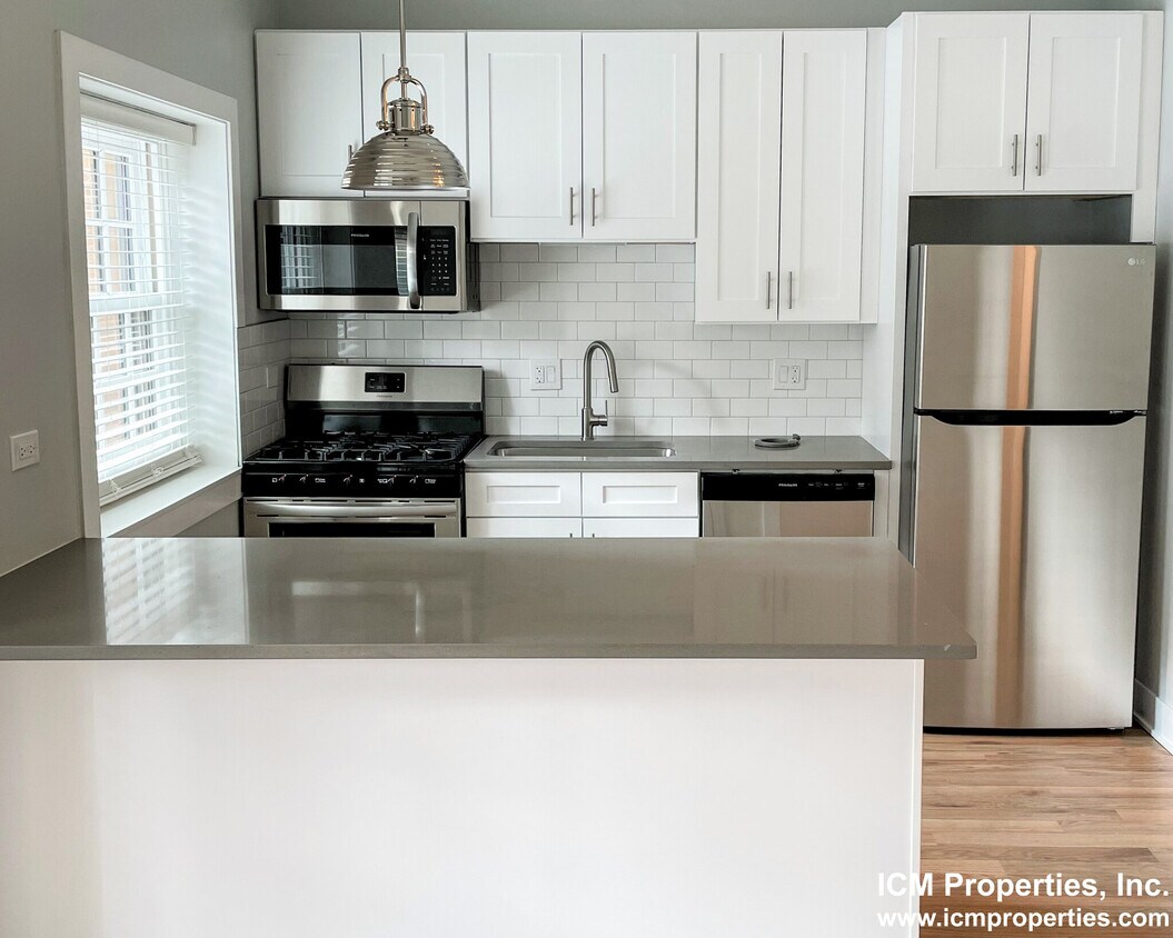 Foto principal - 354 W Dickens Ave