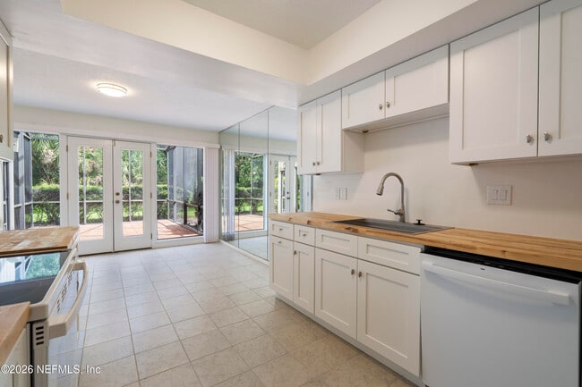 Building Photo - 9787 Sawgrass Dr E