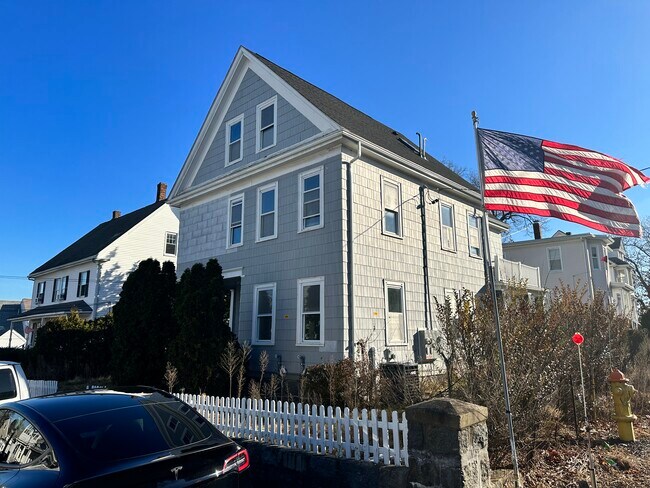 Building Photo - 82 Albertina St