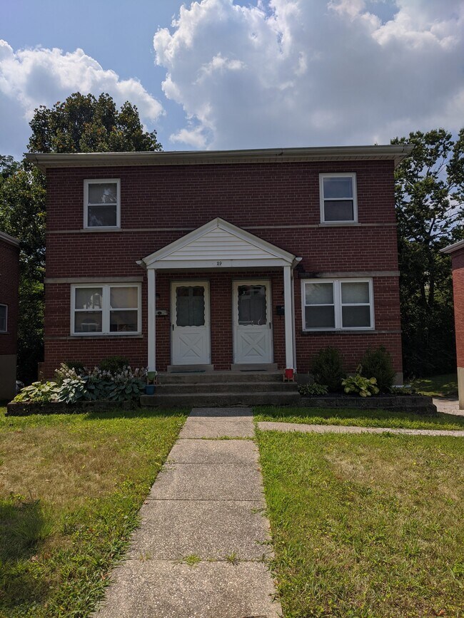 La unidad dos está a la derecha. - 29 Pleasant Ridge Ave