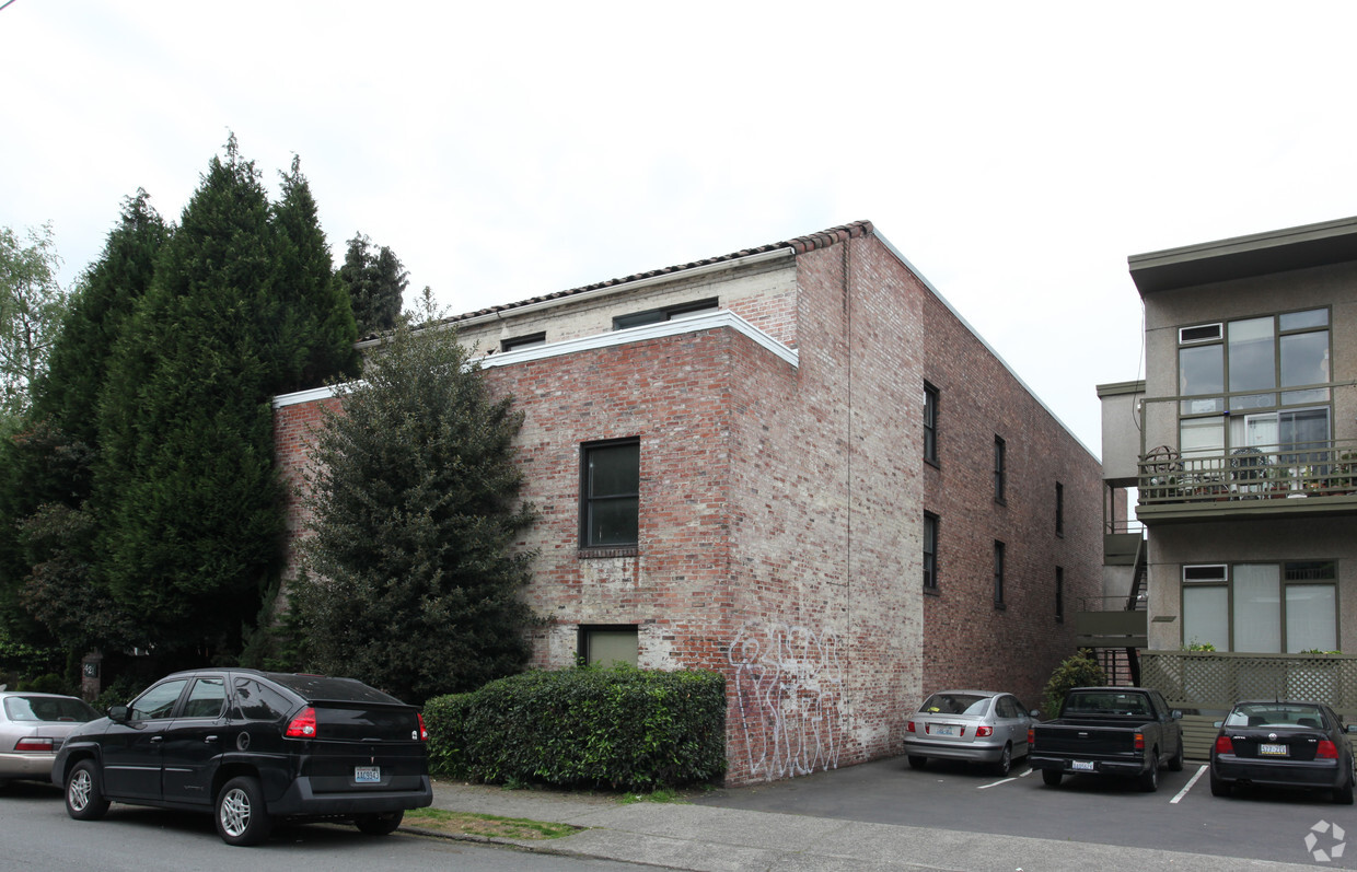 Primary Photo - Lombardi Court Apartments