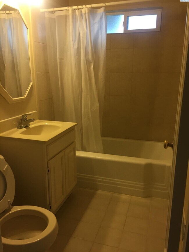 Foto del edificio - Spacious C Duplex for Rent