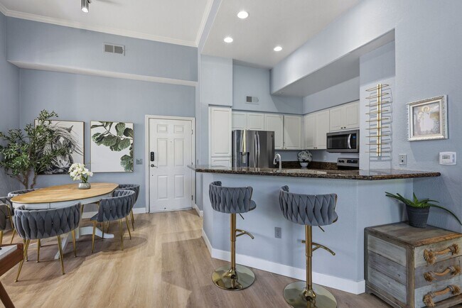 Foto del edificio - “The Jewel” at Regents La Jolla – Rare Top-Floor Corner Condo with Exceptional Privacy