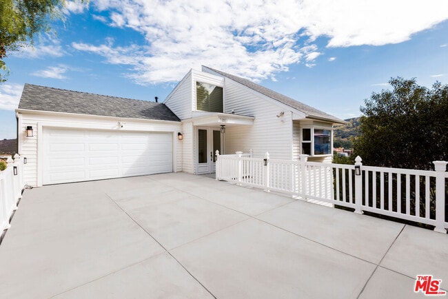 Building Photo - 21443 Iglesia Dr