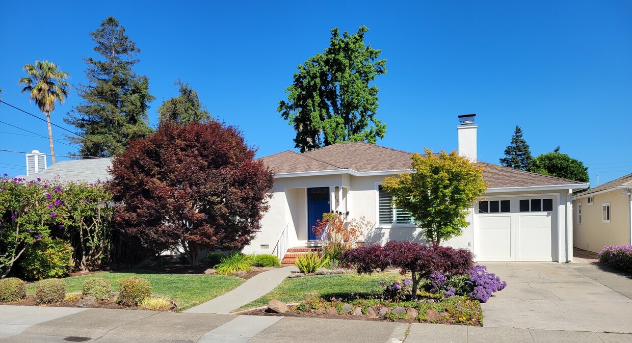 Primary Photo - 123 Poinsettia Ave