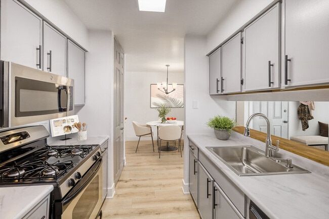 Building Photo - 42 N Park Ave