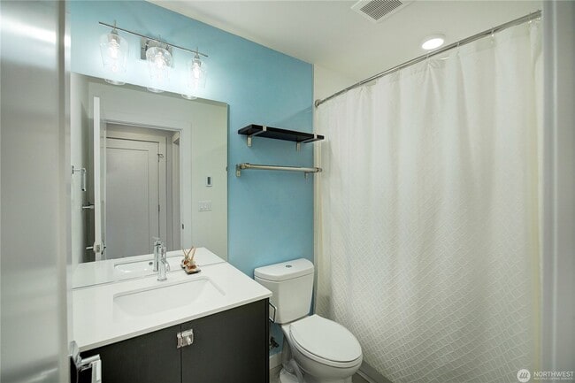 Building Photo - 2Bd/1.75Ba Seattle Townhouse
