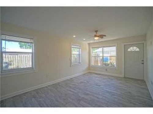 Building Photo - 1009 NE 17th Ct