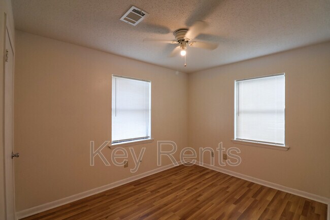 Foto del edificio - 4679 Bradley Dr