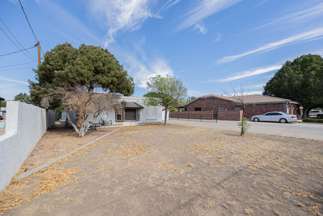 Building Photo - 2738 W Belmont Ave