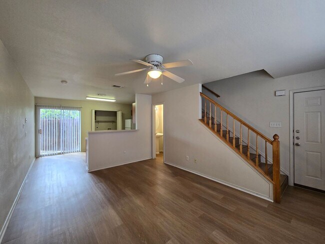 Foto del edificio - AVAILABLE NOW!