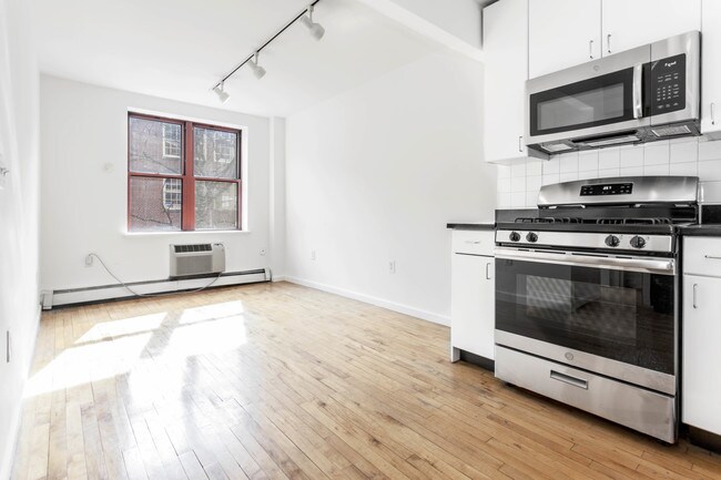 Building Photo - 190 E 7th St