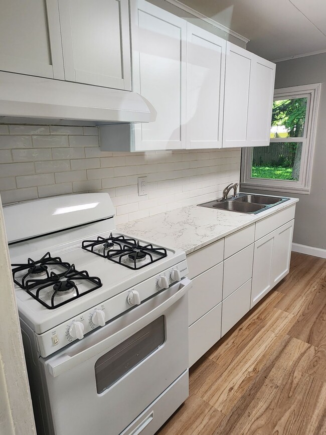 Building Photo - 1065 Eastview Dr