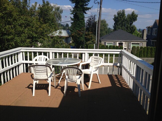 Foto del edificio - Nice 6 bed/2baths-2 kitchens and 2 set washer/dryer house for rent.