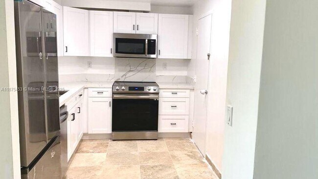 Building Photo - 500 Bayview Dr