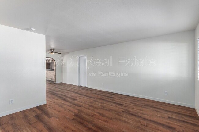 Building Photo - 3827 W Meadow Dr