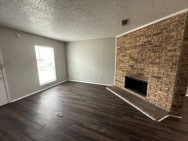 Foto del edificio - 2 story townhome with private fenced yard for rent!