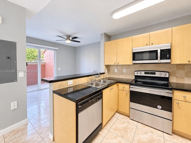 Foto del edificio - 6102 NW 114th Ct