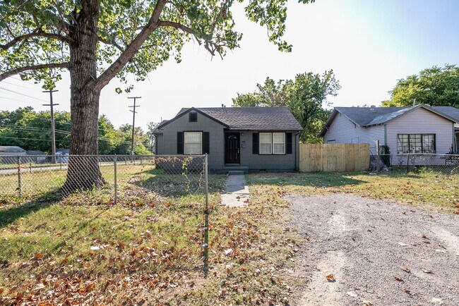 Foto del edificio - Beautiful 2 Bedroom Remodel! Available Today!