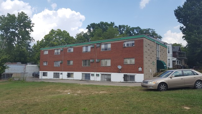 Building Photo - Oak Street Apartments