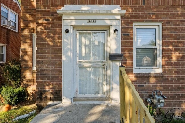 Building Photo - 4 bedroom $1550