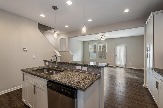 Building Photo - 426 Irving Way