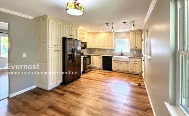 Building Photo - 7823 Huntington Forest Dr
