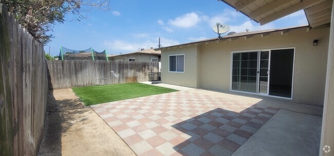 Building Photo - 14925 Larch Ave
