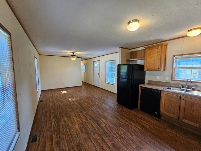 Foto del edificio - 16 Woodside Ln