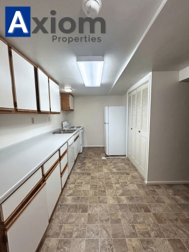 Building Photo - 1005 1/2 Park Lane-