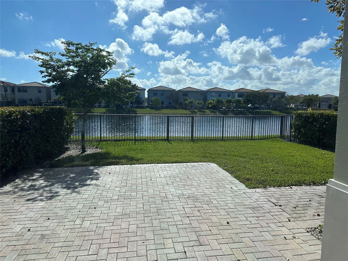 Foto principal - 632 NE 193rd St