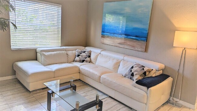 Sala de estar con muebles nuevos - 496 28th Ave N