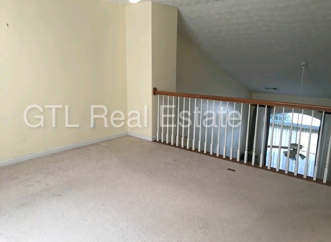 Building Photo - 3 BD 2 BA home with huge loft.