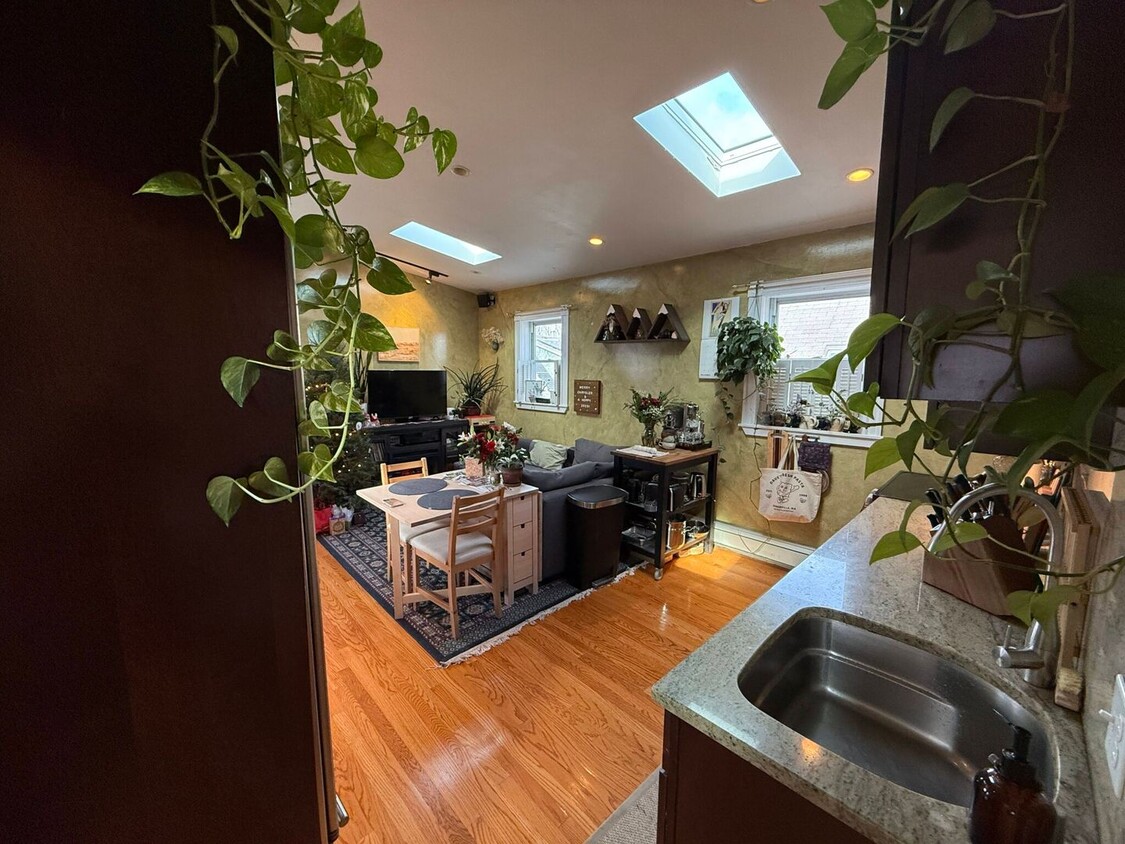 Primary Photo - Stunning 2 Bed Right in Davis Square! Avai...