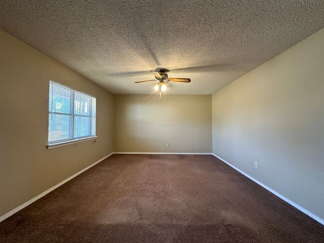 Building Photo - * Move-In Special * Charming 3 Bed / 2 Bat...