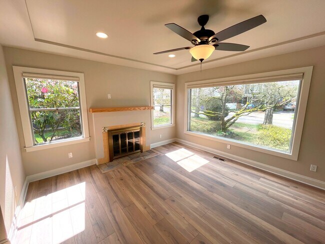 Building Photo - Stunning Newly Remodeled Roseway Home with...