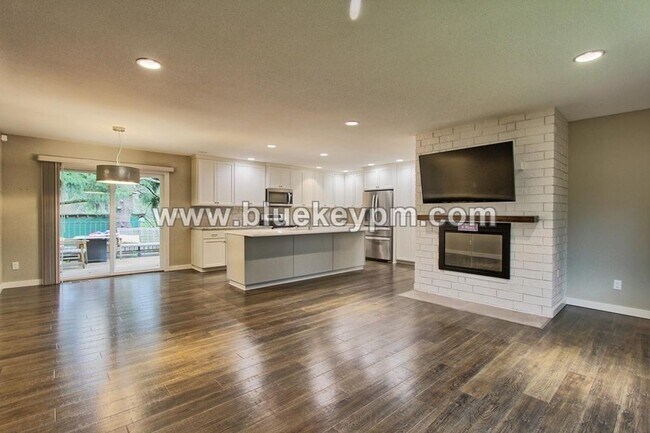 Foto del edificio - 4 Bed, 3 Bath  Split Level Home in Sherwood