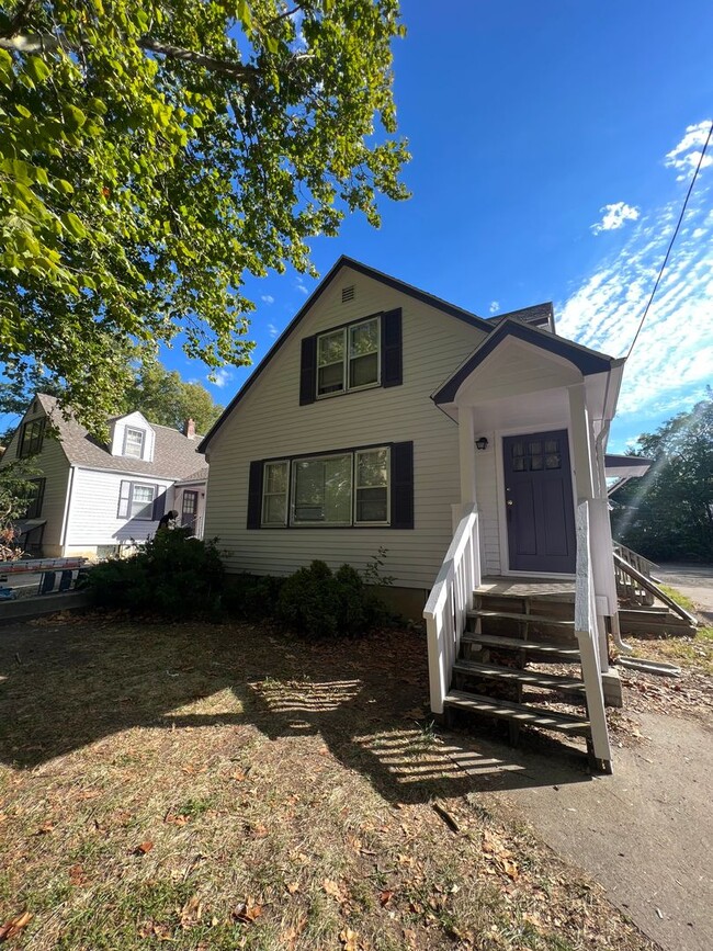 Building Photo - 4 bedroom Home Near Campus! Preleasing for...