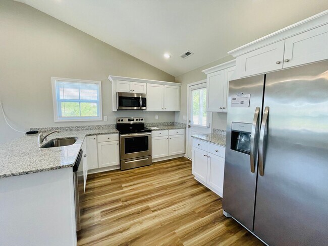 Building Photo - Rare listing! 3bd/2ba Single Family Home i...