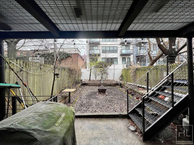 Foto del edificio - 2BR 1BA Garden Level Brownstone w/ Free La...