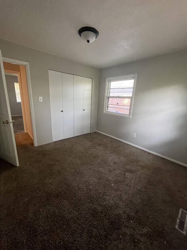 Foto del edificio - 4143 E 5th Pl