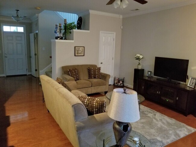 Building Photo - 9419 Rosalyn Glen Rd