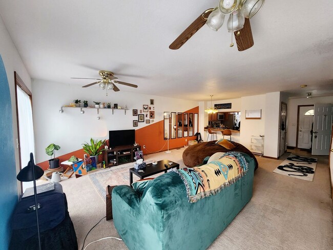 Building Photo - 3bed, 2.5bath Townhouse Near Medical Cente...