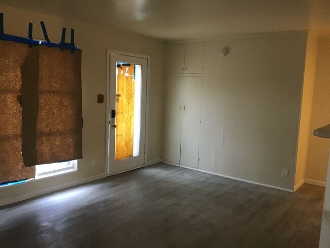 Building Photo - 2 bedroom Single Family Home