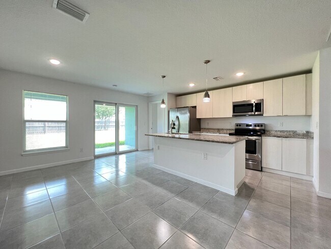 Foto del edificio - Amazing, 4 Bedroom, 2 Bathroom Home in Palm Bay!!